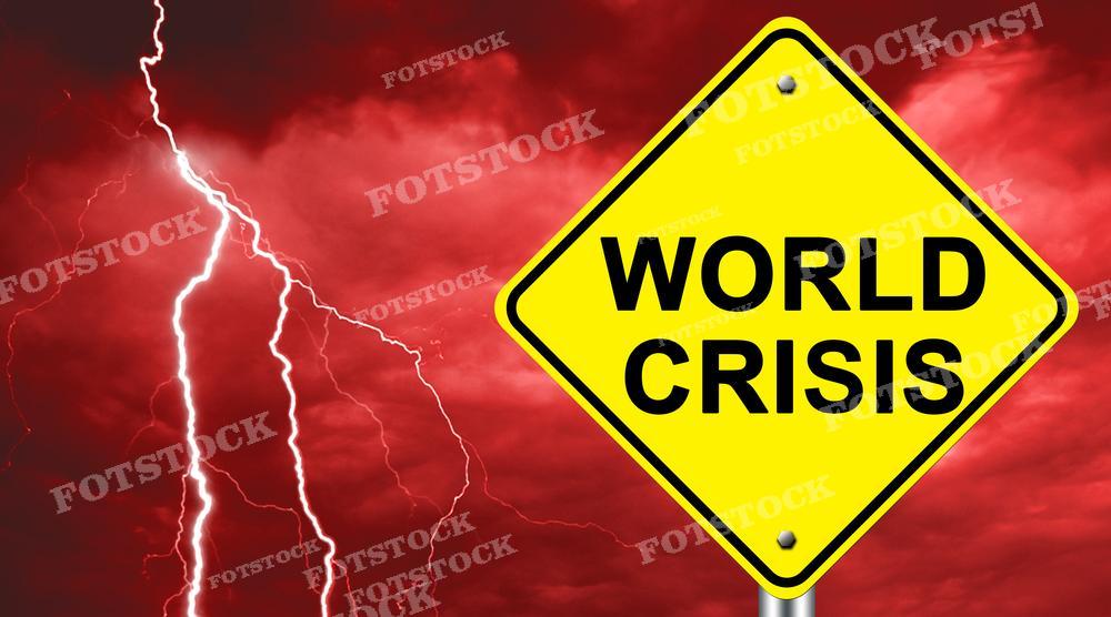 На фотографии изображено предупреждающее дорожное знак, на котором написано "WORLD CRISIS" на фоне темно-красного неба с молниями. Это изображение может использоваться для иллюстрации статей или публикаций на тему глобальных кризисов, чрезвычайных ситуаций, экономических и политических нестабильностей. Также его можно применять в новостных отчетах или блогах, рассматривающих современные вызовы и угрозы мировому сообществу. Возможно использование в образовательных целях для обсуждения международных проблем.